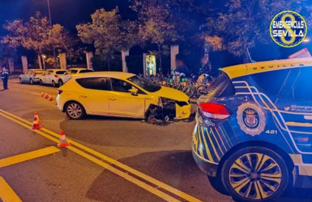Un conductor begut xoca contra una estació de bicicletes