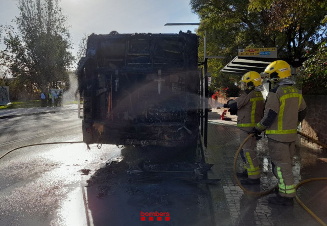 S'incendia un autobús a la C-245 a Gavà