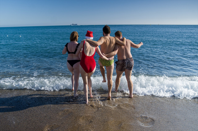 EuropaPress 4888427 jovenes banan playa barceloneta 25 diciembre 2022 barcelona cataluna espana