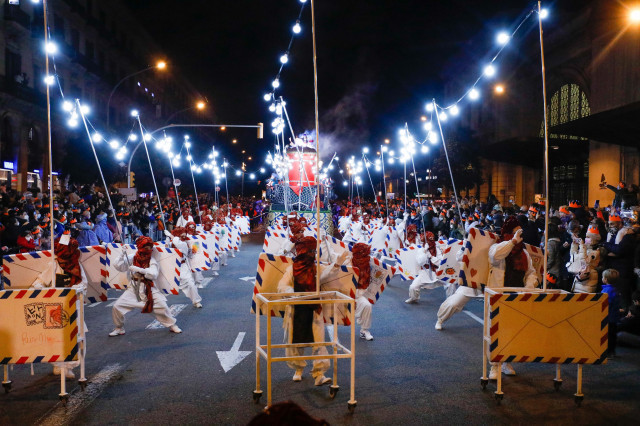 EuropaPress 4178859 grupo personas pertenecen cabalgata reyes magos interpretan actuacion enero
