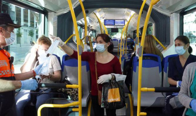 L'obligatorietat de portar mascaretes al transport públic té data de caducitat imminent