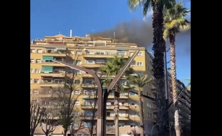 VÍDEO: Important incendi en un bloc de pisos de les Corts
