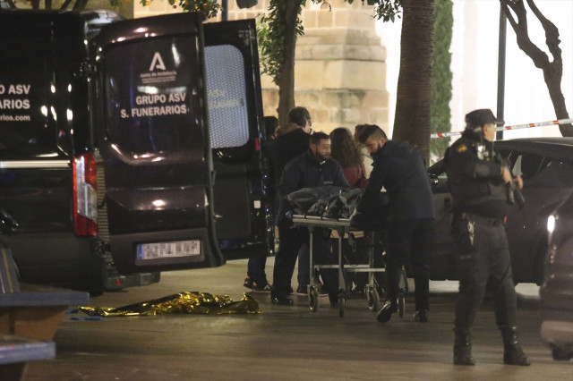 EuropaPress 4946924 momento levantamiento cadaver sacristan parte servicios funerarios 25 enero 1