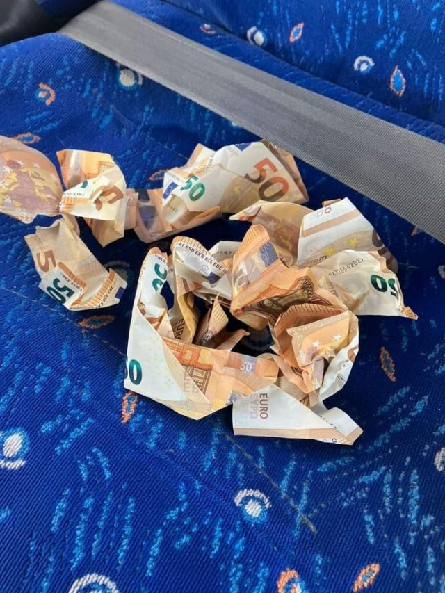 VÍDEO: L'autovia A-7 apareix coberta de bitllets de 50 euros i els conductors paren per recollir-los