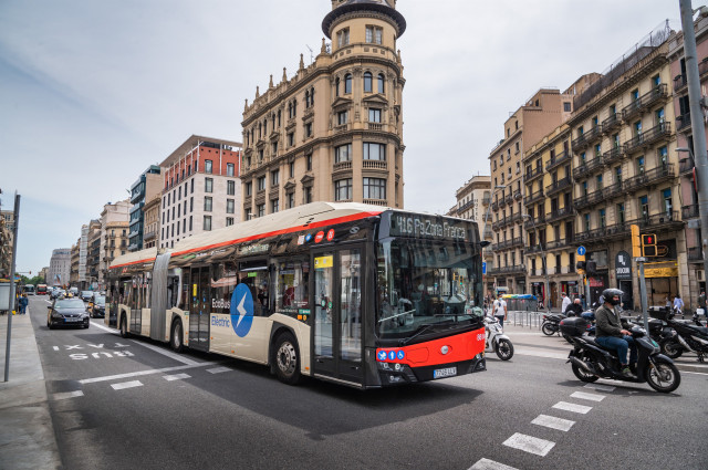 Demanen presó per a un conductor de bus de Barcelona per estirar el vel d'una passatgera i cridar-li 
