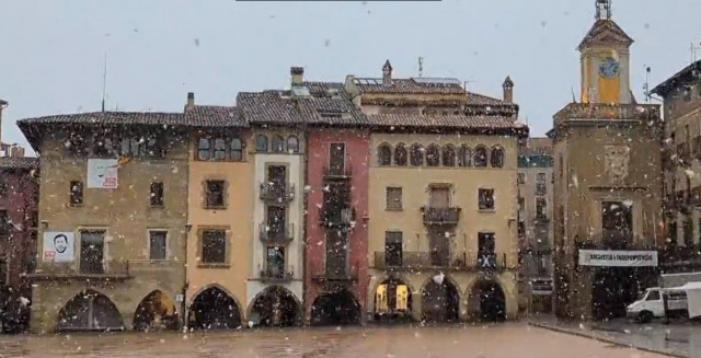 VÍDEO: Neva sobre la Plaça Major de Vic