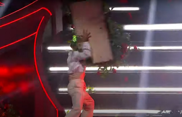 VÍDEO: Un cantant d'Eurovisió es torna boig a l'escenari i comença a destrossar-lo