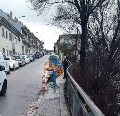 FOTOS. Un esvoranc i una gran esquerda a un carrer de Parets del Vallès pel temporal