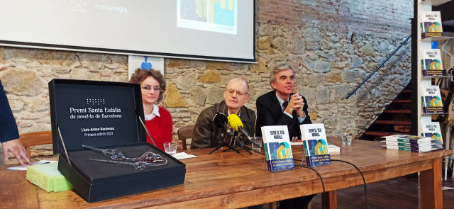 Lluís-Anton Baulenas obté el primer premi Santa Eulàlia de novel·la de Barcelona amb “Seré el teu mirall”