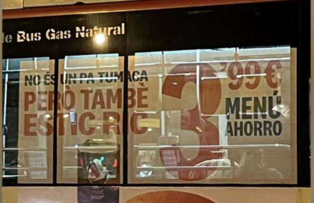 Retiren la campanya de KFC plena de faltes d'ortografia dels busos de Barcelona