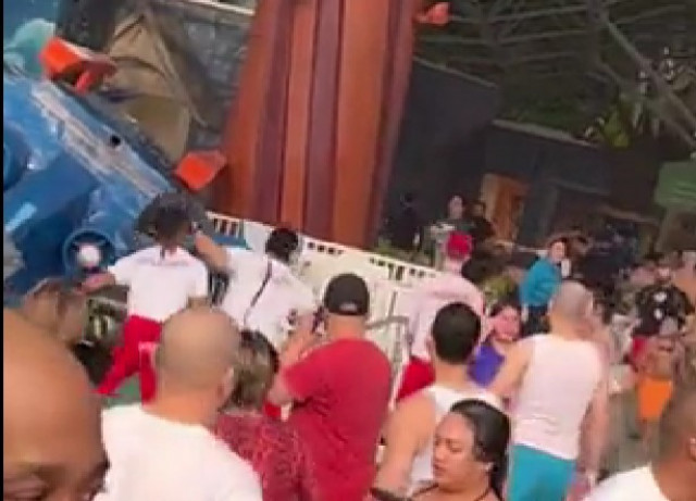 Quatre ferits després que un helicòpter caigui sobre la piscina d´un parc aquàtic