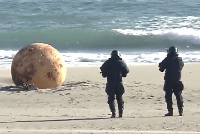 Apareix una misteriosa bola metàl·lica a la platja del Japó que encén totes les alarmes