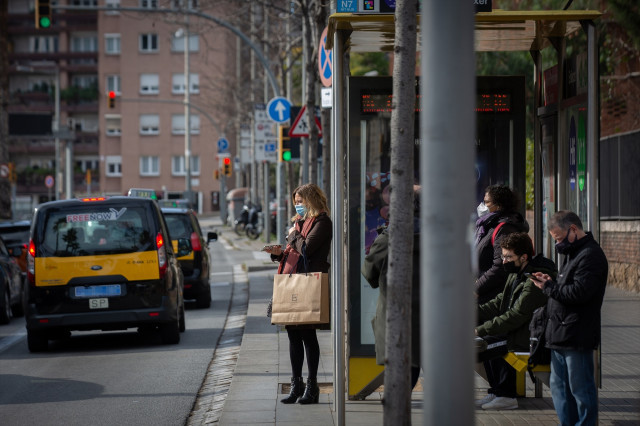 EuropaPress 4258076 varios taxis pasan junto parada donde varias personas esperan autobus