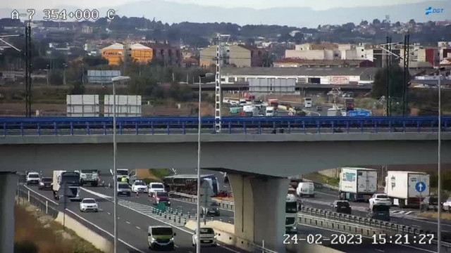 Bolca un camió de taronges a la A-7 i obliga a tallar la circulació en un carril
