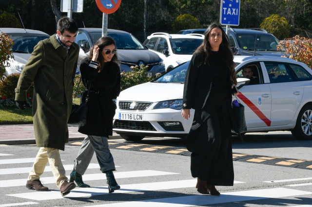 EuropaPress 5010939 familiares laura boyer llegan tanatorio 24 febrero 2023 madrid espana