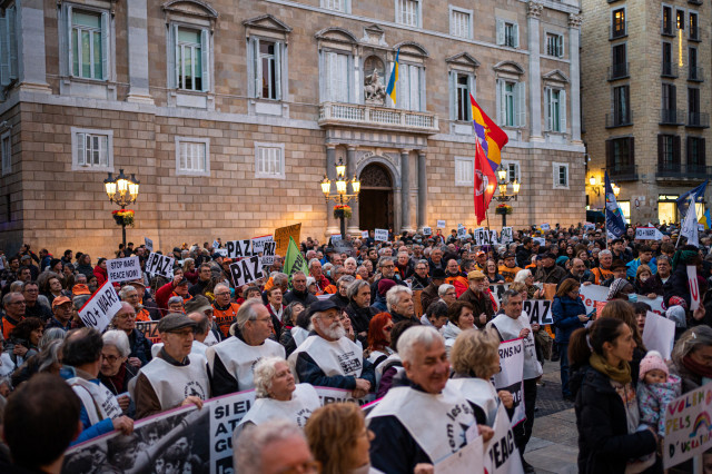 'Marxa per la pau': milers de persones tornen a manifestar-se a Barcelona per la Guerra d'Ucraïna