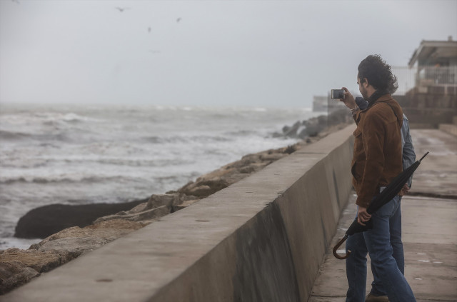 EuropaPress 4341569 dos personas fotografian mar playa malvarrosa 25 marzo 2022 valencia