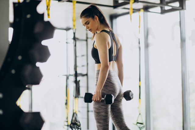 EuropaPress 5029665 mujer joven haciendo deporte gimnasio levantando pesas