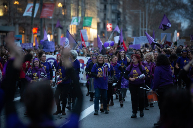 EuropaPress 4300213 grupo personas toca manifestacion 8m dia internacional mujer marzo 2022