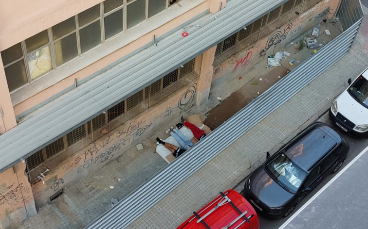 Així és viure als voltants de la Mobba de Badalona: rates, orina, femta i pedres caient sobre el carrer