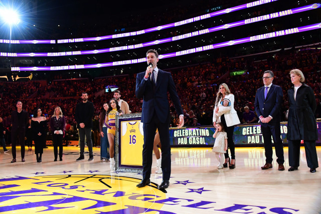 Pau Gasol ja és etern: els Lakers retiren el seu dorsal 16