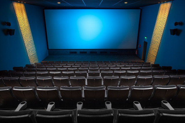 Una dona llança gasolina en un cinema per venjar-se del seu acomiadament i gairebé acaba amb la vida de 150 persones