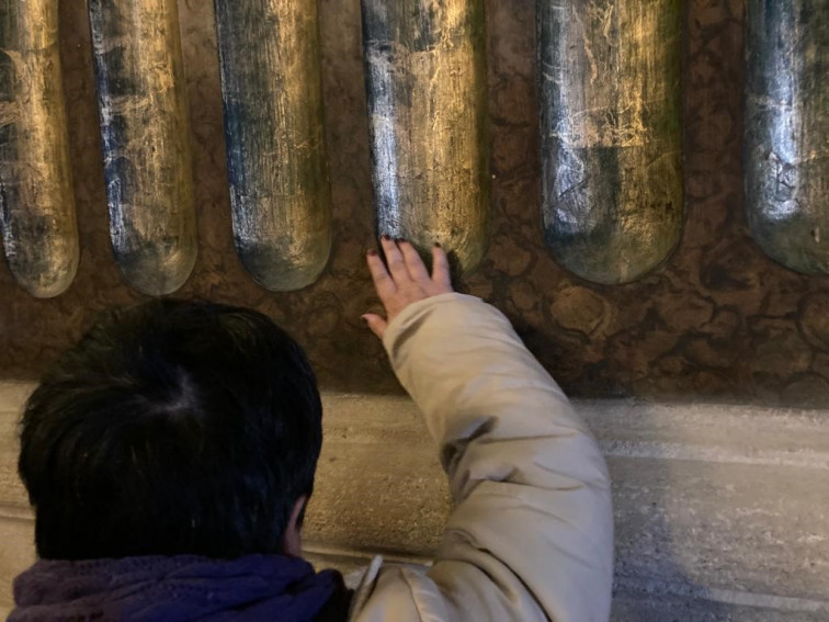 La Catedral de Vic acull una visita tàctil dels afiliats a l’ONCE