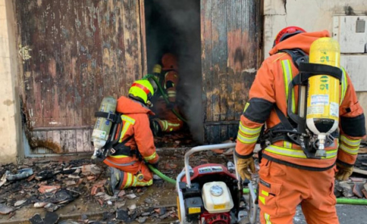 Moren cinc gossos i un gat a l'incendi d'un garatge a Riba-roja (València)