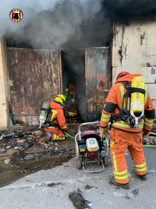 EuropaPress 5055808 bomberos trabajando extincion incendio riba roja