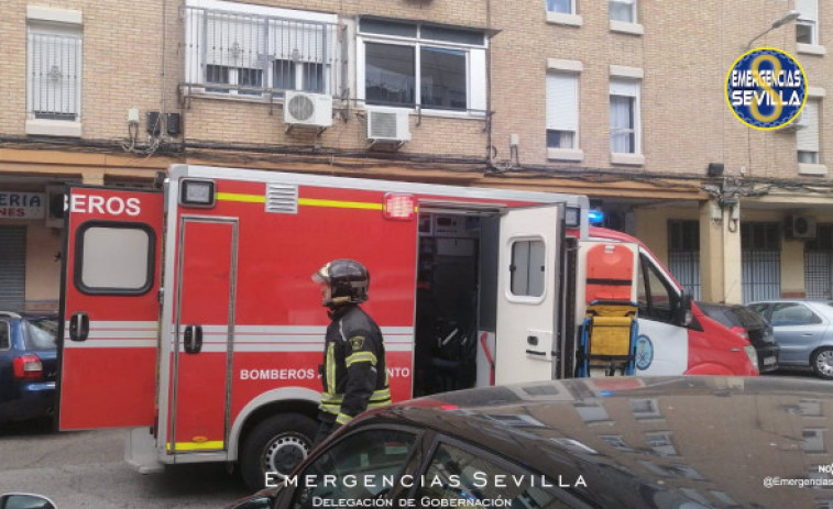 Un jove de 20 anys salva la vida d'una nena de 4 anys en estat greu després de l'incendi d'un habitatge a Sevilla