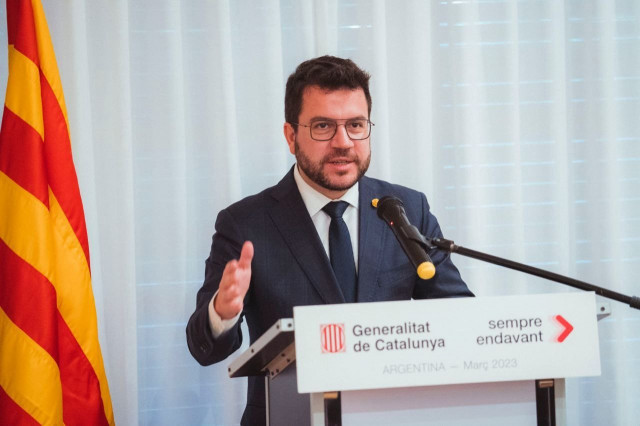 El Govern atorgarà xecs de 100 euros per a la compra de material escolar a alumnes de primària