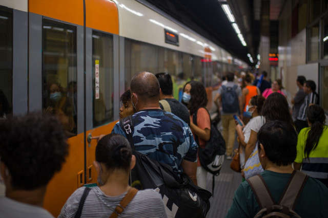 EuropaPress 4670646 viajeros suben tren andenes estacion sants septiembre 2022 barcelona