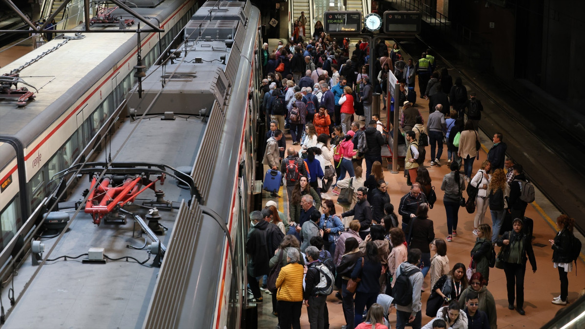 EuropaPress 5092207 numerosas personas maletas esperan anden salida tren estacion almudena