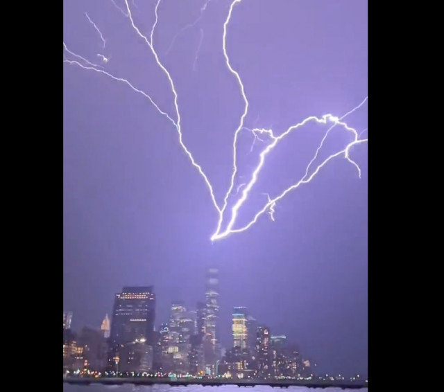 VÍDEO: Capten l'impressionant moment en què un llamp cau sobre el gratacel més alt de Nova York