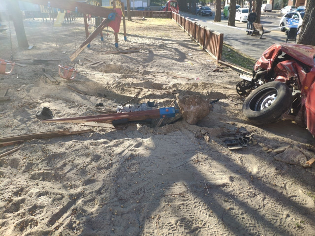 Detingut per estampar el cotxe contra un parc infantil quan escapava de la policia
