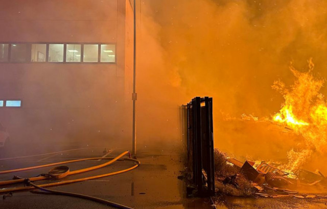 Extingit l'incendi de la planta de compostatge de Botarell