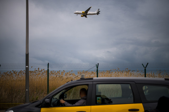 Els taxistes comencen 4 dies de protestes a l'Aeroport de Barcelona contra els taxistes il·legals