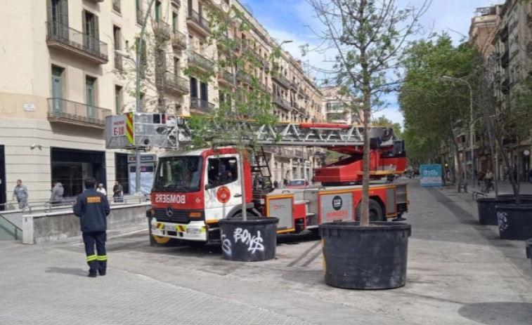 Nota aclaridora: Aquesta imatge correspon a un simulacre de Bombers de Barcelona i no a una emergència