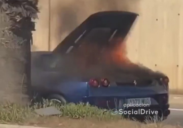 VÍDEO: Espectacular incendi d'un Ferrari a la Ronda Litoral de Barcelona