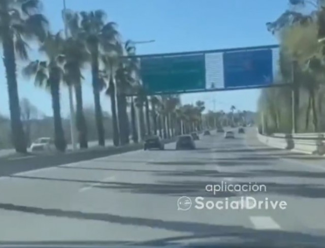 VÍDEO: Dos cotxes es piquen a la Ronda Litoral de Barcelona impedint-se avançar