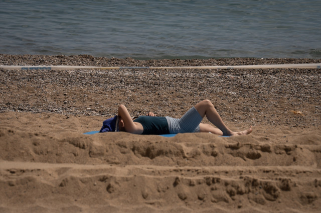 EuropaPress 5147872 mujer toma sol playa barceloneta 25 abril 2023 barcelona catalunya espana