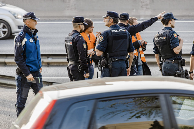EuropaPress 5109306 dos activistas futuro vegetal junto varios agentes policia nacional