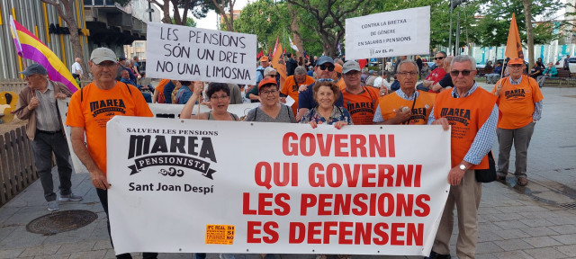 Marea Pensionista surt a defensar els drets de les pensions a Cornellà