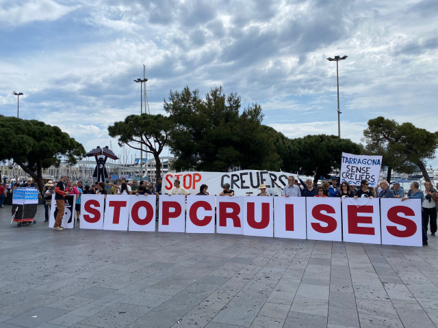 Centenars de manifestants exigeixen l'eliminació progressiva del turisme de creuers a Barcelona