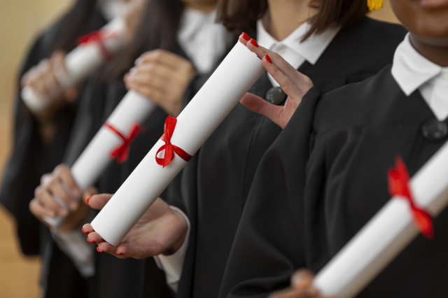 Mor un noi aixafat pel cotxe hores després d'obtenir el seu diploma universitari