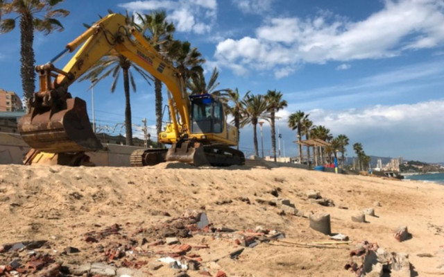 Badalona retira ruïnes de la platja del Cristall