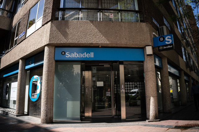 Les entitats bancàries cobren fins a 104 euros al mes als jubilats en comissions