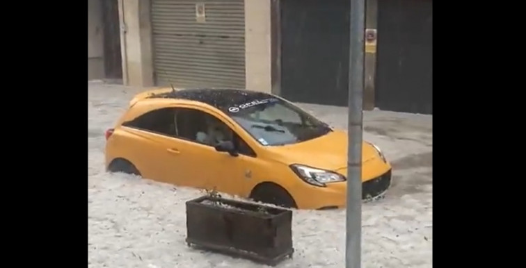 VÍDEO: Capten el moment en què un cotxe queda atrapat a l'aigua a Sant Hilari Sacalm