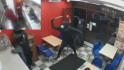 VÍDEO: Sis homes ataquen amb matxets una polleria i els empleats han d'escapar per no morir