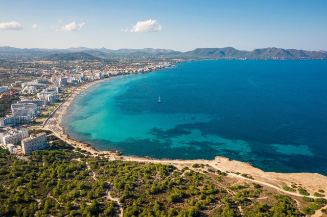 Vacances per a rics: el lloguer a primera línia de platja a l'agost costa 1.055 euros de mitjana a la setmana